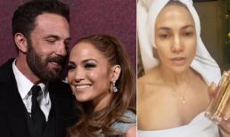 Jennifer Lopez khoe mặt mộc quấn trong chiếc khăn tắm, làn da mịn màng và thanh tú nhưng lại gây tranh cãi vì filter
