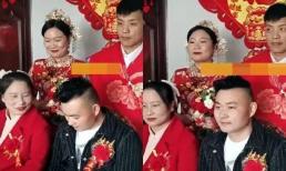 Mạng xã hội xôn xao với bức ảnh tại một đám cưới, bố mẹ vợ trẻ hơn cả cô dâu - chú rể 