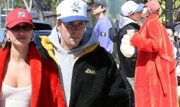 Hailey hôn chồng Justin Bieber đắm đuối giữa đường sau khi cám ơn Selena vì đã lên tiếng bảo vệ mình