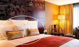 Tại sao phòng khách sạn có 4 chiếc gối? Phục vụ bàn: Nhiều người không biết sử dụng