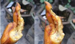 Vừa cắn miếng chân gà cay, cô gái đã thấy giòi bò đầy mồm, dân mạng sợ không dám ăn cơm