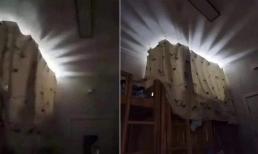 Nửa đêm bừng tỉnh, cô gái giật mình bởi vầng hào quang sáng rực trong phòng