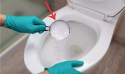 Cho một ít bột giặt vào bồn cầu, tác dụng không thể ngờ chỉ sau 30 phút