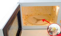 Lò vi sóng bám đầy dầu mỡ, bốc mùi hôi, chỉ bà nội trợ cách đánh bay vết bẩn 'trong vòng một nốt nhạc'