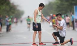 Chàng trai bất ngờ được người yêu đồng giới cầu hôn tại giải marathon ở Huế