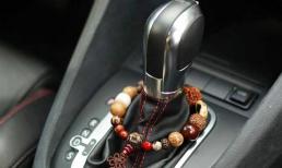 Vì sao tài xế thông minh thích treo tràng hạt trên cần số? Tài xế kỳ cựu: Tôi không muốn gỡ nó xuống sau khi treo nó lên