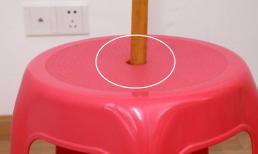 Giữa chiếc ghế đẩu nhựa có 1 lỗ có thể cắm một cái que, không ngờ nó lại thiết thực đến vậy, nhà nào cũng dùng được, quá tuyệt vời