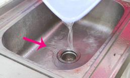 Đổ một bát nước vào cống nhà bếp, quá mạnh, cống không bị bẩn, tắc hay bốc mùi và bạn sẽ được lợi sớm hơn