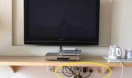 Khi các cặp vợ chồng đến khách sạn, tại sao họ phải rút phích cắm TV trước khi vào phòng? Dì dọn dẹp nói lý do