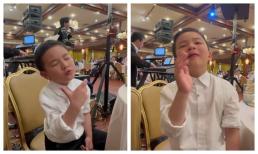 Ba biểu diễn trên sân khấu, con trai Đan Trường hát say sưa và phiêu theo ba mình cực hài