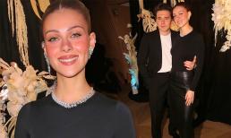 Brooklyn Beckham tình cảm cầm ô che mưa cho vợ Nicola Peltz khi tay trong tay tham dự sự kiện