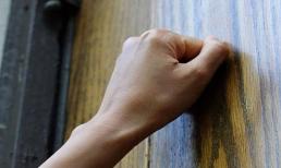 Đi xa quá 3 ngày, về nhà phải gõ 3 lần mới mở cửa, lý do vì sao?