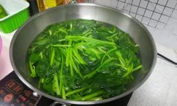 Đây là những loại rau cần chần trước khi nấu, công đoạn không thể thiếu, nếu không cẩn thận dễ 'ngộ độc'