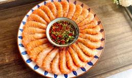 Luộc tôm cấp đông nhớ đừng cho trực tiếp vào nồi, làm thêm 1 bước nữa thịt tôm không tanh, tươi mềm quá 