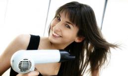Sau khi gội đầu nên 'làm khô tự nhiên' hay 'sấy khô bằng máy sấy tóc'? Nhiều người làm sai!
