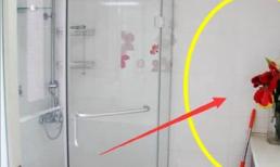 Một khi trong phòng tắm xuất hiện những hiện tượng như thế này, Thần Tài nhìn thấy sẽ đi vòng qua cửa, ngụ ý càng sống càng nghèo.