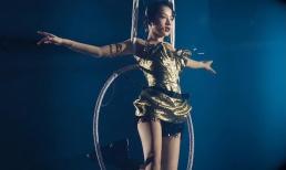 Chi Pu gây 'náo loạn' với màn đu dây, nhào lộn trên cao hát Rosemary