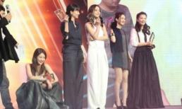 'Tình đầu quốc dân' Suzy chơi trội với tư thế tạo dáng kỳ lạ khi chung khung hình với Triệu Lệ Dĩnh và Lưu Đào 