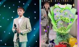 Sướng nhất Hồ Văn Cường: Đi diễn liền được fan ưu ái tặng bó hoa cài trị giá lên đến 120 triệu đồng