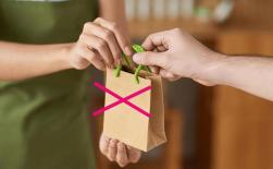 Có thể nhận quần áo cũ người khác cho, nhưng có 5 thứ này thì dù người thân cho, tốt nhất không nên nhận