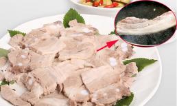 Luộc thịt nhiều người nghĩ đơn giản như 'úp mì' nhưng để tránh thâm, mềm ngon bóng bẩy cũng cần có mẹo