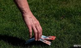 Tổ tiên nói: “Ra ngoài không nhặt sáu thứ kẻo hao tài tốn của”. Bạn có đồng ý không?