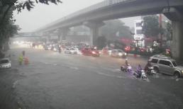 Cơn mưa 'quý như vàng' giúp Hà Nội giảm nhiệt, nhiều tuyến phố thành 'sông'