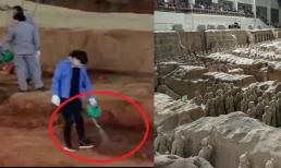 Nhân viên làm việc tại khu di tích đất nung ở lăng mộ Tần Thủy Hoàng thường xuyên phải tưới nước lên mặt đất, tại sao? 