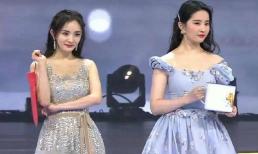 Lưu Diệc Phi 35 tuổi và Dương Mịch 36 tuổi đứng cạnh nhau, netizen: Nhan sắc như nước, đúng là chịu không nổi 