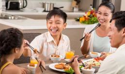 Khi ăn uống có nên nói chuyện hay không? Những thói quen xấu trong mâm cơm khiến bạn dễ nhiễm bệnh