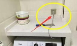 Giặt quần áo xong nhớ rút phích cắm máy giặt, lúc đó nhà mình bất cẩn, suýt chút nữa gây họa