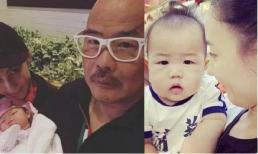 Trương Bá Chi cuối cùng đã tự đăng ảnh cận mặt con trai thứ ba, cậu bé trông giống ông ngoại, tóc lưa thưa, béo tròn mũm mĩm