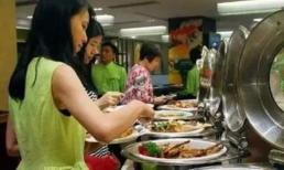 Khi ăn buffet, người phục vụ thường thu dọn đĩa, hóa ra là ngầm mục đích khác mà 99% chúng ta đang không hề nhận ra!