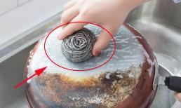 Nồi cáu bẩn đừng dùng cọ sắt chà rửa nữa vì sẽ làm đồ chóng hỏng? Chỉ hai mẹo đánh bay vết bẩn dễ dàng 