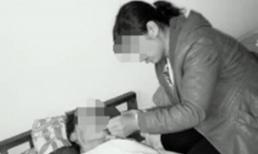 Mẹ chồng liệt giường 8 năm, khi con dâu đút ăn mẹ chồng không ngừng run rẩy, chồng vén chăn lên và bật khóc