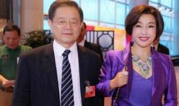 Lưu Hiểu Khánh xuất hiện cùng chồng thứ 4, cô thon gọn trẻ trung, tóc đen nhánh, trong khi ông xã 81 tuổi tóc bạc trắng rõ cả chân