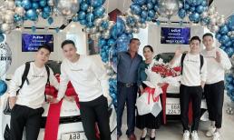 Thanh Đoàn và Hà Trí Quang tặng xế hộp cực xịn xò cho bố mẹ, dân mạng ngưỡng mộ hết cỡ 