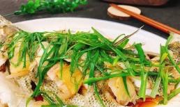 Không nên hấp trực tiếp cá trong nồi, cho thêm ít “nó” vào hấp cùng, cá chín mềm, ngon ngọt mà không có mùi tanh