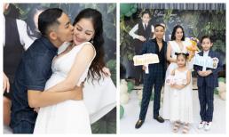 Phan Hiển hôn Khánh Thi say đắm trong tiệc sinh nhật hai con, nhan sắc mẹ bầu gây chú ý