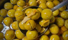 Hướng dẫn chi tiết mẹo làm sấu ngâm đường giòn ngon, không nổi váng, chỉ hai ngày là ăn được 