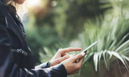 Tôi không thể nhìn rõ màn hình điện thoại dưới trời nắng, hóa ra hai chức năng này chưa được bật và kiến ​​​​thức của tôi đã tăng lên