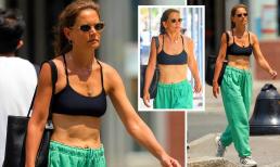 Vợ cũ của Tom Cruise - Katie Holmes mặc áo ngực thể thao khoe dáng, lộ phần bụng nhăn nheo, rạn da vì sinh con gái Suri