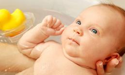 Tắm cho trẻ vào mùa hè nhớ để bẩn 3 bộ phận này bé mới khỏe. Bố mẹ nên lưu tâm!