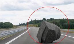 Tôi nên làm gì nếu bất ngờ gặp phải 'hòn đá' trước mặt khi đang lái xe với tốc độ cao? Đâm thẳng vào hay tránh nó? 