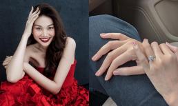 Siêu mẫu Thanh Hằng bất ngờ khoe nhẫn kim cương ở ngón áp út, còn ẩn ý chuyện được cầu hôn