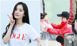 Truyền thông tiết lộ rằng Dương Mịch đã đến Hồng Kông để thăm con gái, Tiểu Gạo Nếp 9 tuổi ngày càng giống mẹ