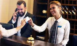 Check-in xong, bạn có thể cho người khác vào phòng mình không? Lễ tân khách sạn đưa ra câu trả lời chuyên nghiệp