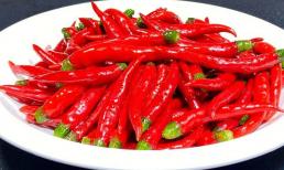 Khi bảo quản ớt tốt nhất không nên cho trực tiếp vào tủ lạnh, người bán rau dạy tôi một mẹo, có thể bảo quản được 3 tháng vẫn tươi