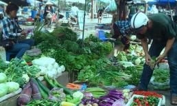 Bà nội trợ chia sẻ kinh nghiệm đi chợ mua rau là không nên mua cùng một quầy hàng, lý do vì sao?