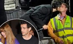 Bạn trai cũ của Taylor Swift - Matty Healy bị kiện gần 65 tỷ sau khi hôn một người đàn ông trên sân khấu